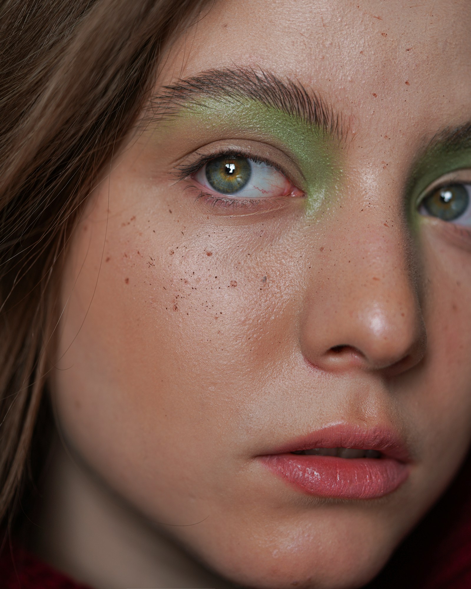 Mujer de ojos verdes y cabello castaño
